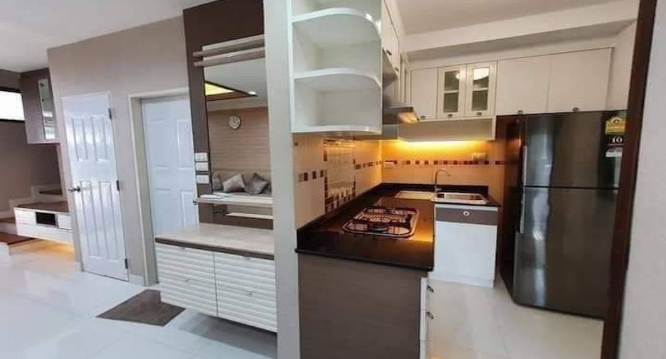 For rent 3 bedrooms townhouse in Phra Khanong, Bangkok