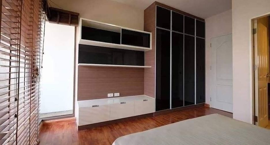 For rent 3 bedrooms townhouse in Phra Khanong, Bangkok