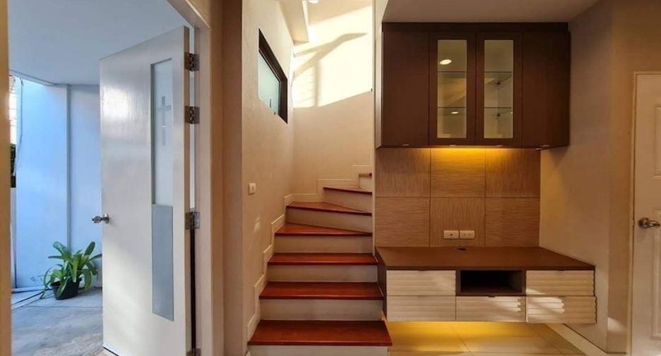 For rent 3 bedrooms townhouse in Phra Khanong, Bangkok