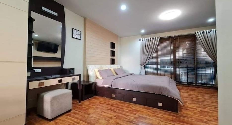 For rent 3 bedrooms townhouse in Phra Khanong, Bangkok