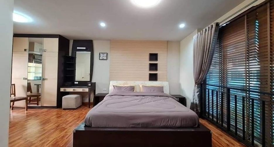 For rent 3 bedrooms townhouse in Phra Khanong, Bangkok