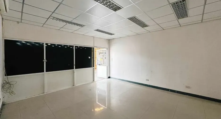 For rent warehouse in Huai Khwang, Bangkok