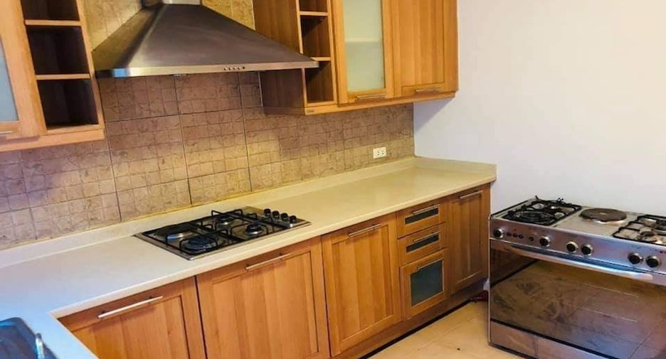 For rent 4 bedrooms townhouse in Watthana, Bangkok