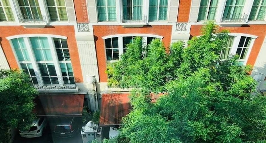 For rent 4 bedrooms townhouse in Watthana, Bangkok
