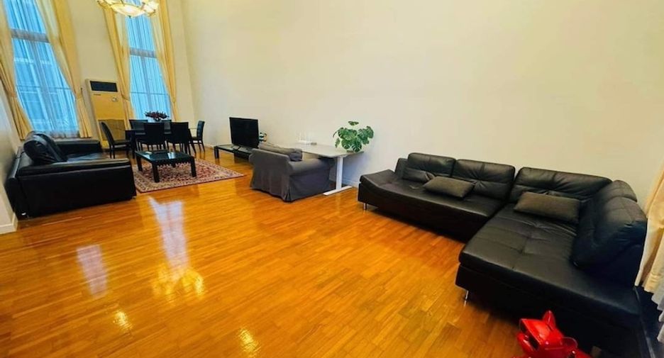 For rent 4 bedrooms townhouse in Watthana, Bangkok