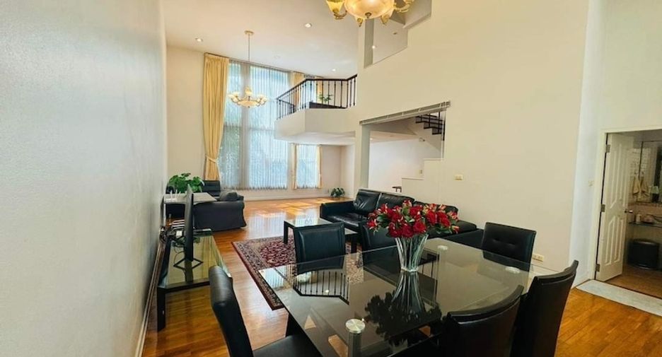 For rent 4 bedrooms townhouse in Watthana, Bangkok