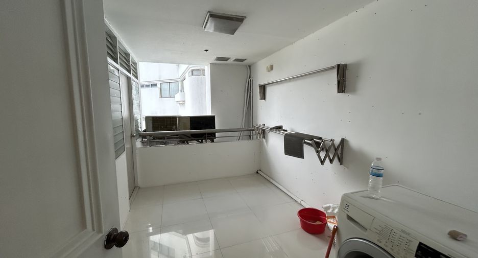For sale 3 bed condo in Watthana, Bangkok