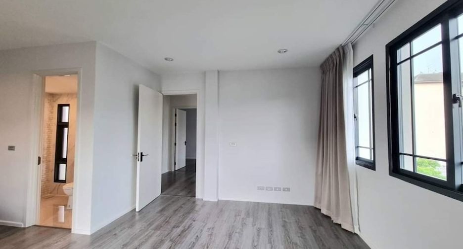 For rent 4 bedrooms townhouse in Prawet, Bangkok
