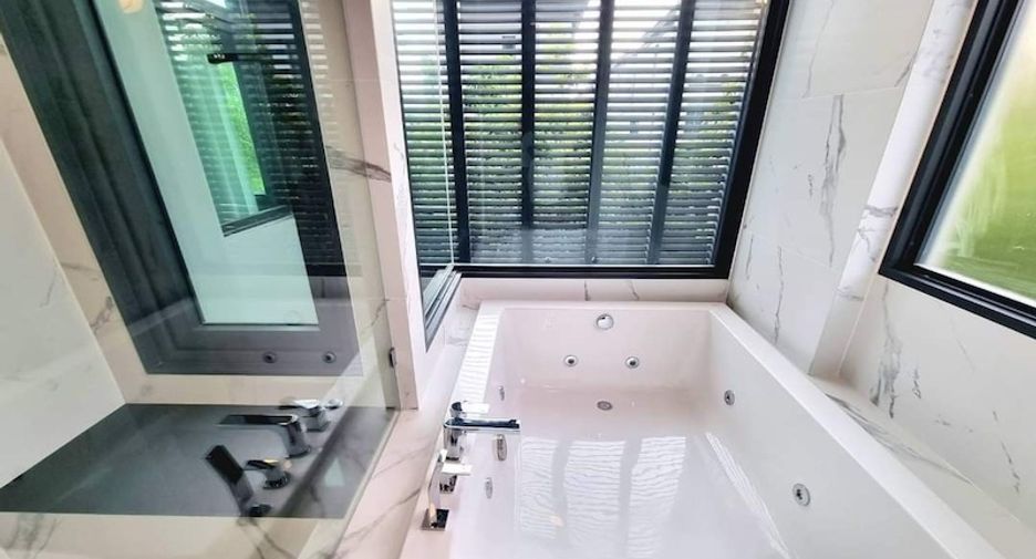 For rent 4 bedrooms townhouse in Prawet, Bangkok