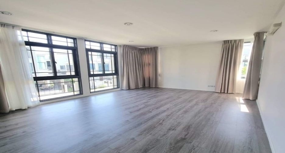 For rent 4 bedrooms townhouse in Prawet, Bangkok
