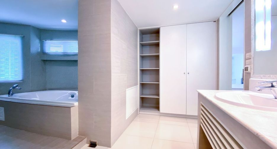 For sale 3 bed condo in Watthana, Bangkok