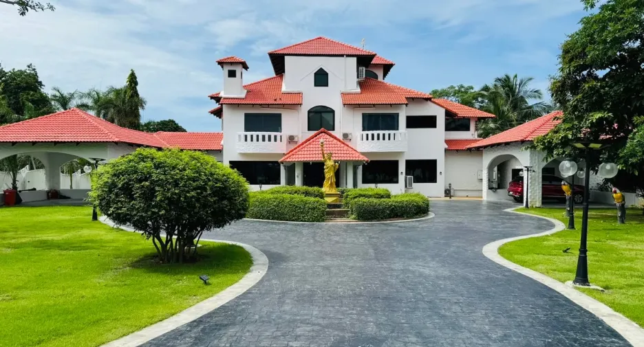 For rent and for sale 8 bedrooms house in Bang Lamung, Chonburi