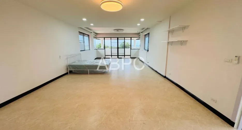 For rent and for sale 8 bedrooms house in Bang Lamung, Chonburi