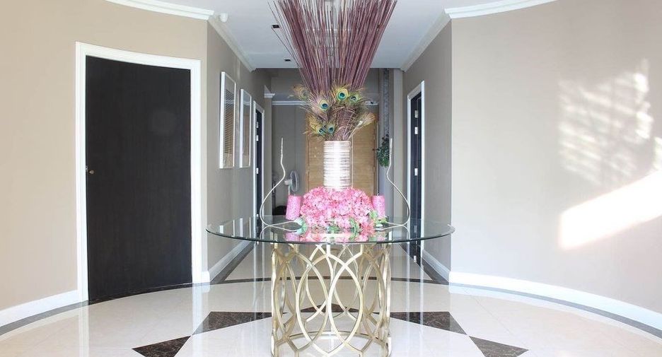 For rent 3 bedrooms condo in Khlong Toei, Bangkok