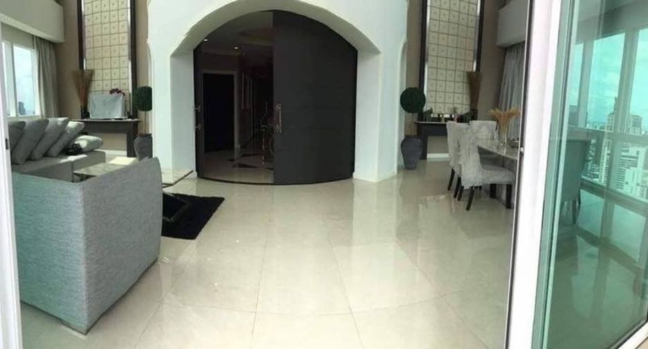 For rent 3 bedrooms condo in Khlong Toei, Bangkok