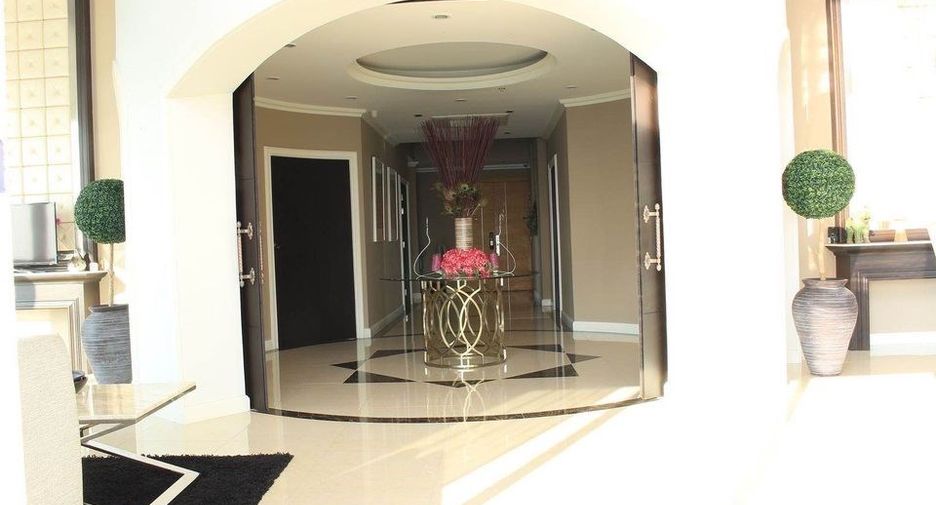 For rent 3 bedrooms condo in Khlong Toei, Bangkok