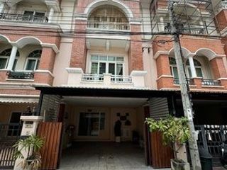For sale 3 bed townhouse in Lat Phrao, Bangkok