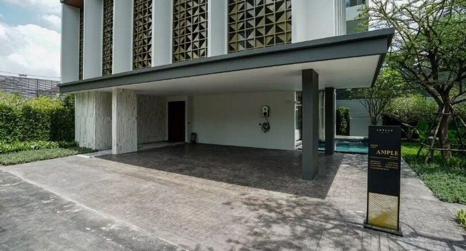 For sale 4 Beds house in Huai Khwang, Bangkok