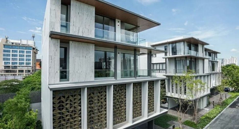 For sale 4 Beds house in Huai Khwang, Bangkok
