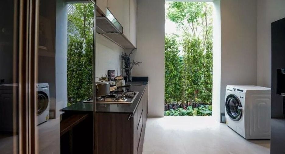For sale 4 Beds house in Huai Khwang, Bangkok