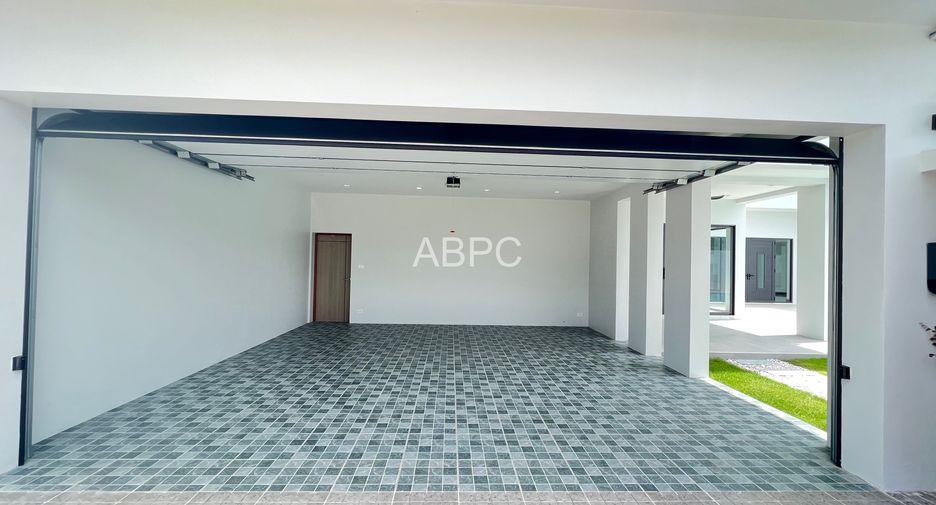 For rent and for sale 4 bedrooms house in Bang Lamung, Chonburi