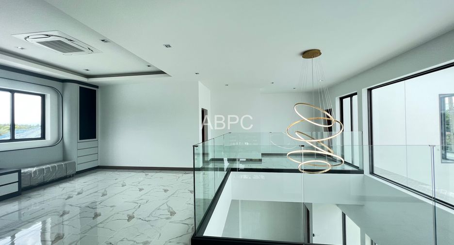 For rent and for sale 4 bedrooms house in Bang Lamung, Chonburi