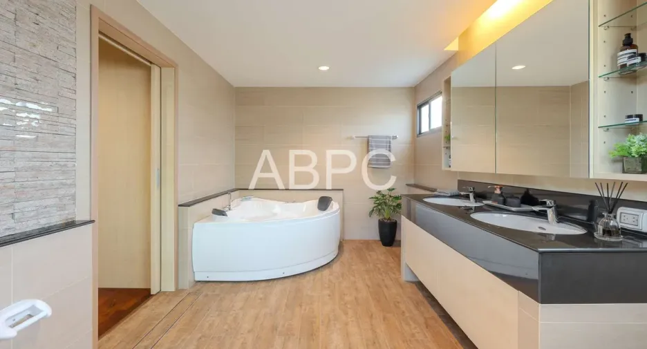 For rent 3 bedrooms house in Huay Yai, Pattaya