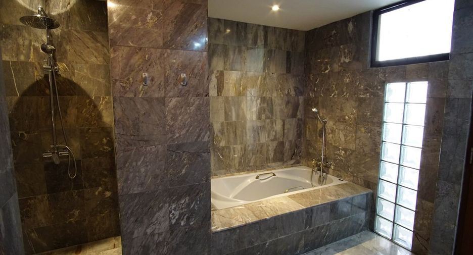 For rent 3 bedrooms condo in Watthana, Bangkok