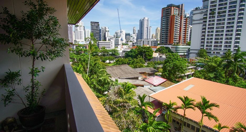For rent 3 bedrooms condo in Watthana, Bangkok