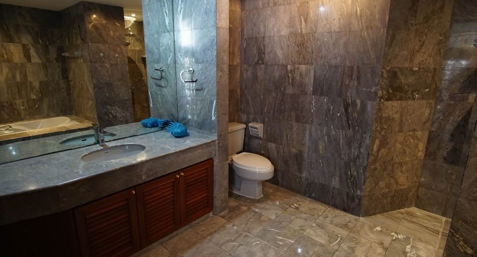 For rent 3 bedrooms condo in Watthana, Bangkok