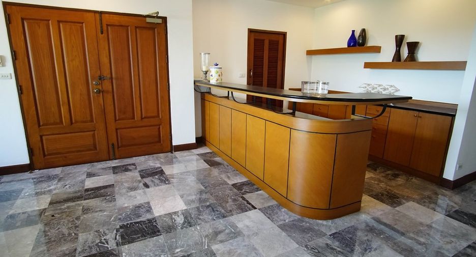 For rent 3 bedrooms condo in Watthana, Bangkok