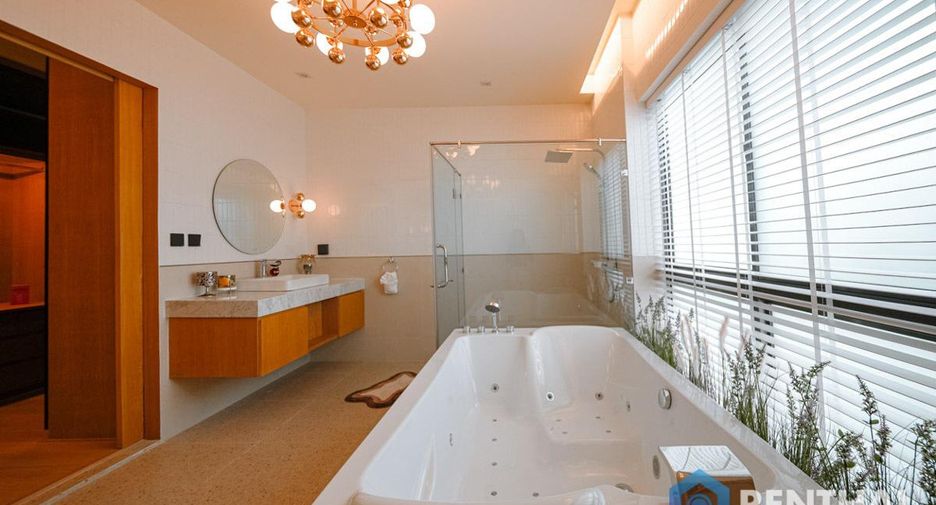 For sale 5 bedrooms villa in Bang Lamung, Chonburi
