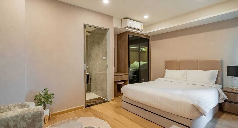 For rent 2 bed condo in Huai Khwang, Bangkok