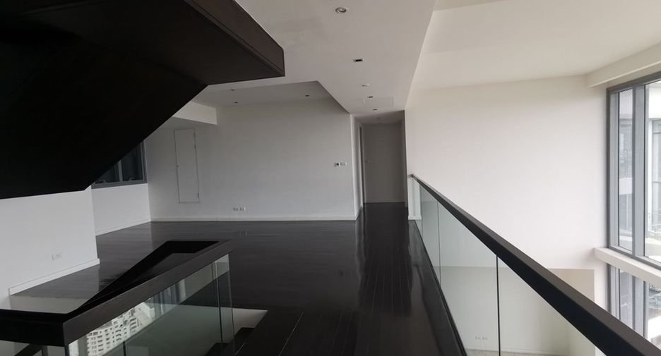 Condo en alquiler y en venta de 4 habitaciones en Yan Nawa, Bangkok