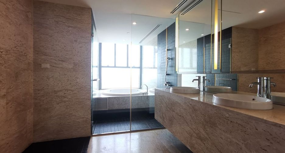 Condo en alquiler y en venta de 4 habitaciones en Yan Nawa, Bangkok