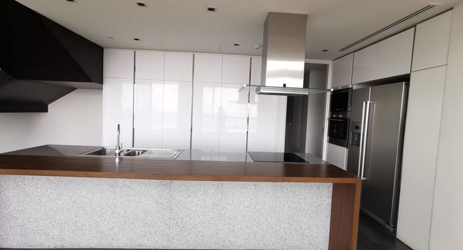 Condo en alquiler y en venta de 4 habitaciones en Yan Nawa, Bangkok