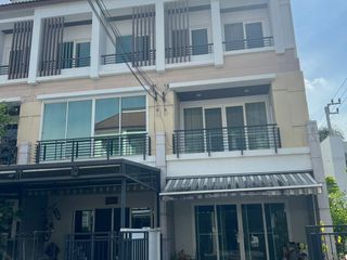 For sale 3 bed townhouse in Lat Phrao, Bangkok