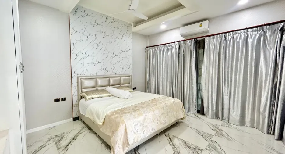 For rent and for sale 4 bedrooms house in Si Racha, Chonburi