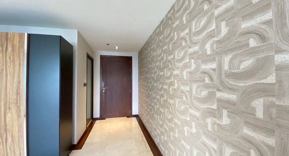 For sale 3 bed condo in Watthana, Bangkok