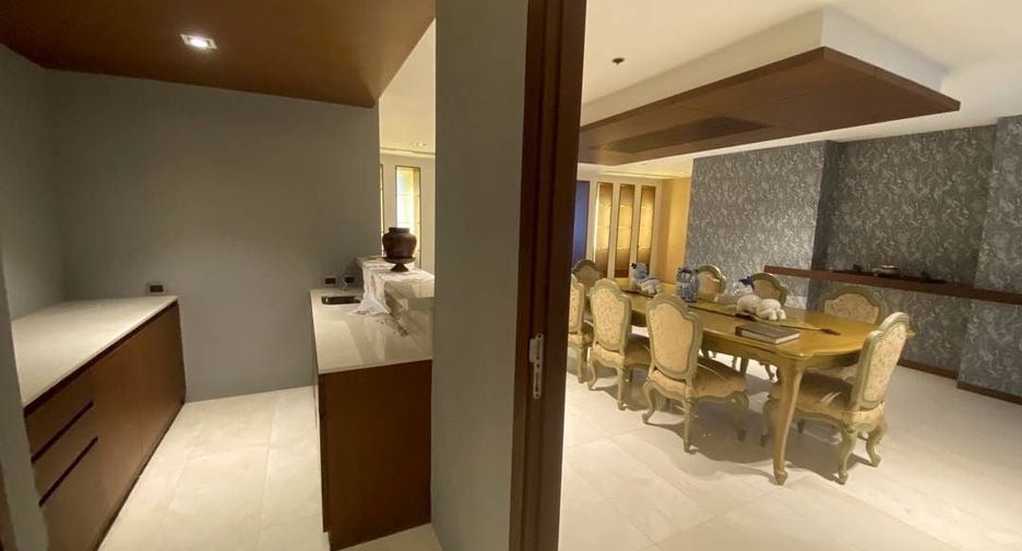 For sale 3 bed condo in Watthana, Bangkok