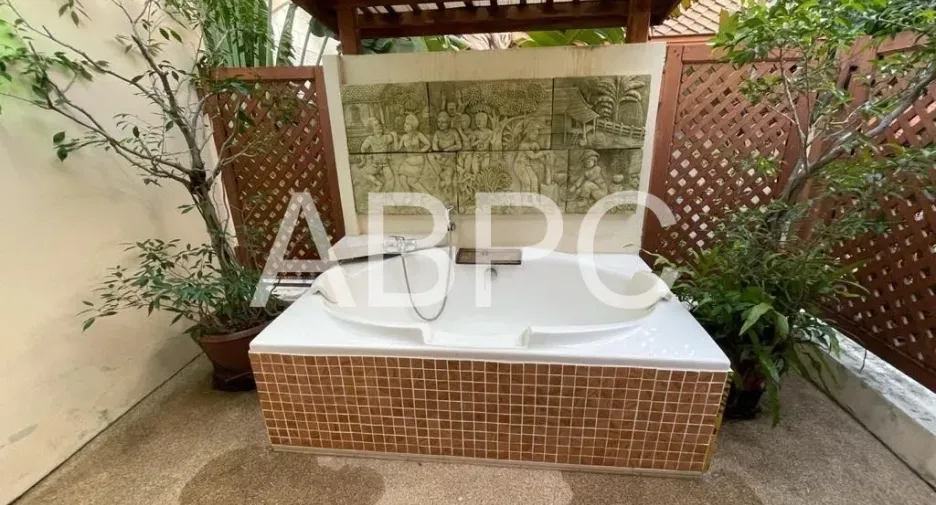 For rent and for sale 4 bedrooms house in Jomtien, Pattaya