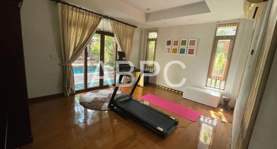 For rent and for sale 4 bedrooms house in Jomtien, Pattaya
