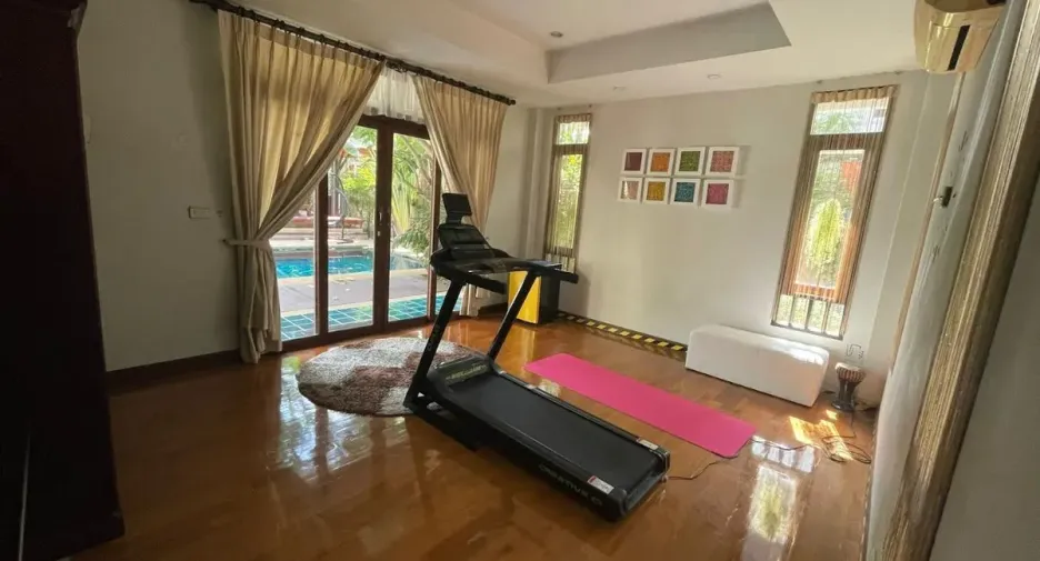 For rent and for sale 4 bedrooms house in Jomtien, Pattaya