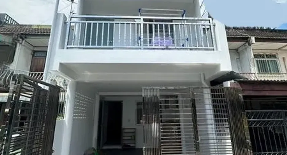 For rent 3 bedrooms townhouse in Phra Khanong, Bangkok