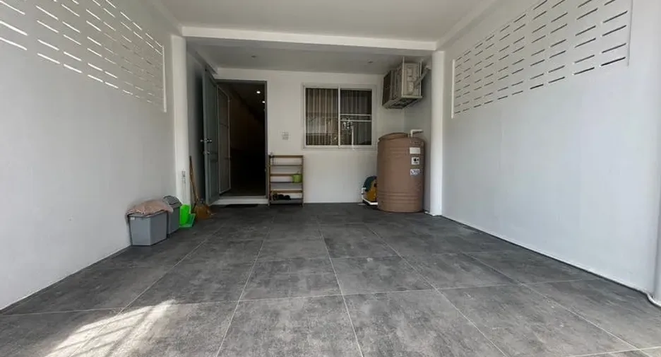 For rent 3 bedrooms townhouse in Phra Khanong, Bangkok