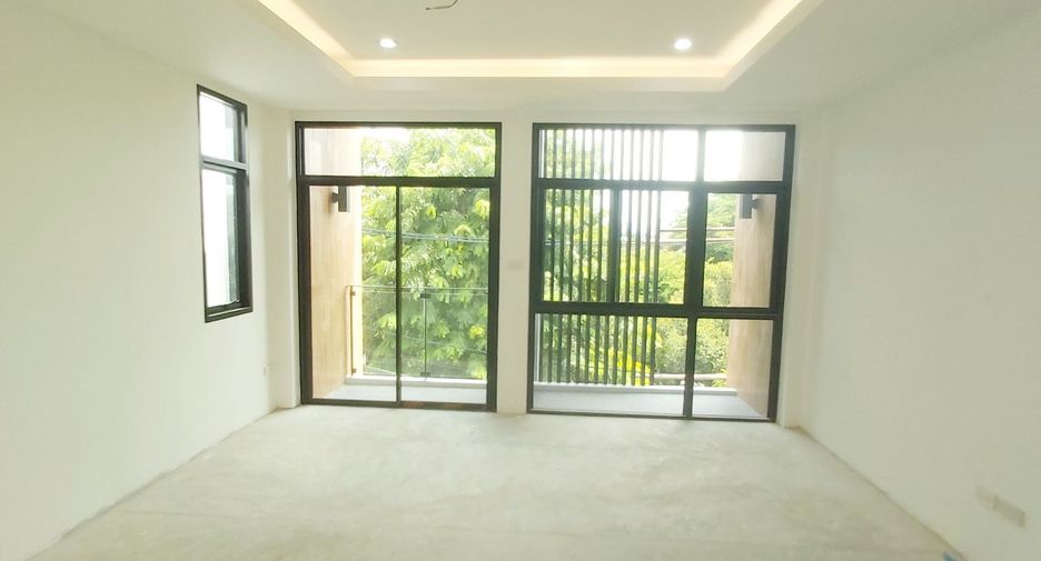 For sale 4 Beds house in Huai Khwang, Bangkok
