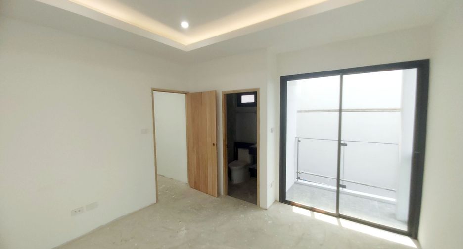 For sale 4 Beds house in Huai Khwang, Bangkok