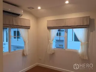 For sale 3 bedrooms townhouse in Bang Khae, Bangkok