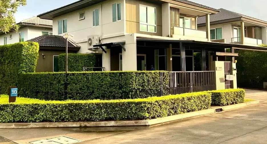 For sale 3 bedrooms townhouse in Bang Khae, Bangkok