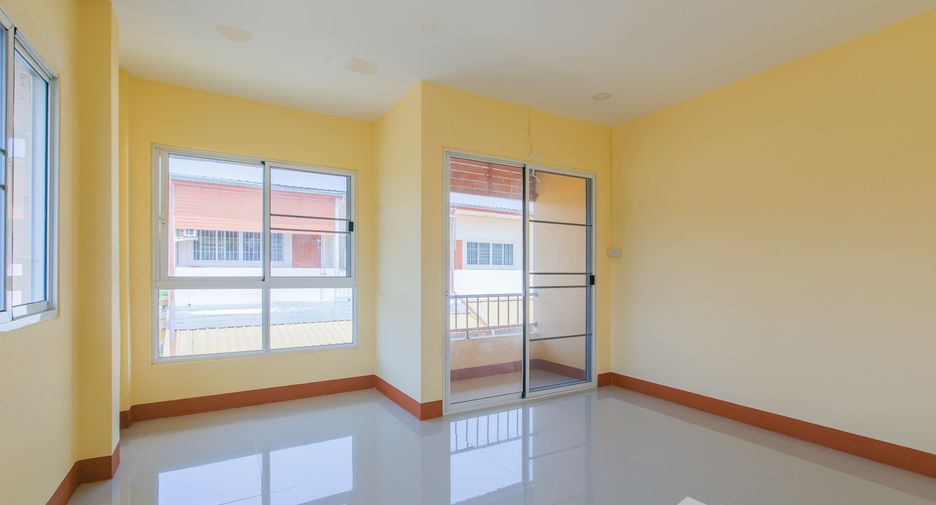 For sale 2 bed townhouse in Mueang Phrae, Phrae